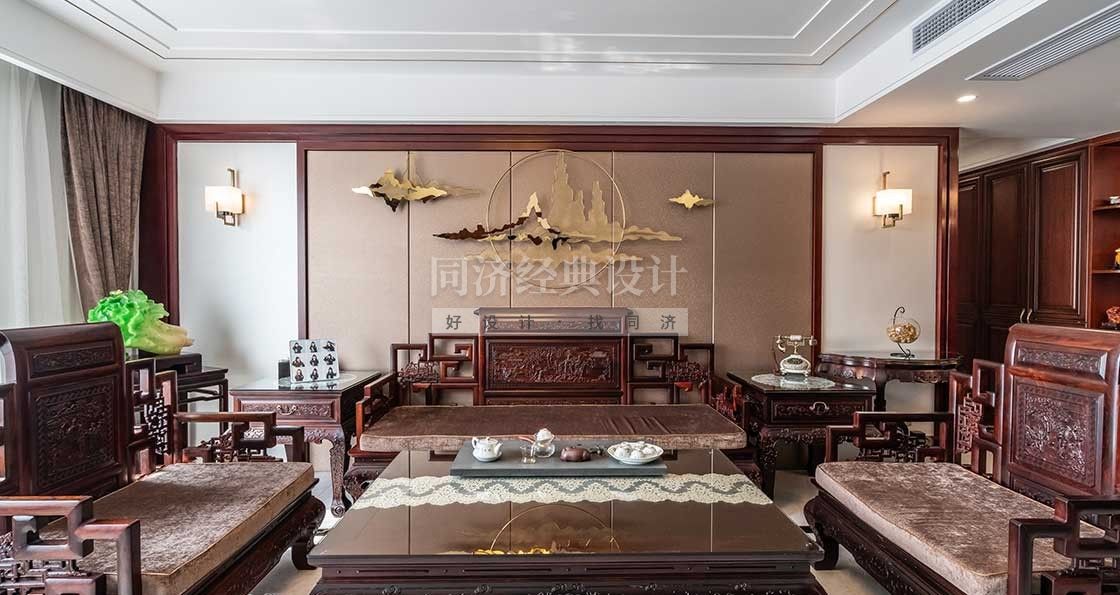 客廳：主背景隱形門的運(yùn)用，讓客廳開間更大，視覺效果更好。