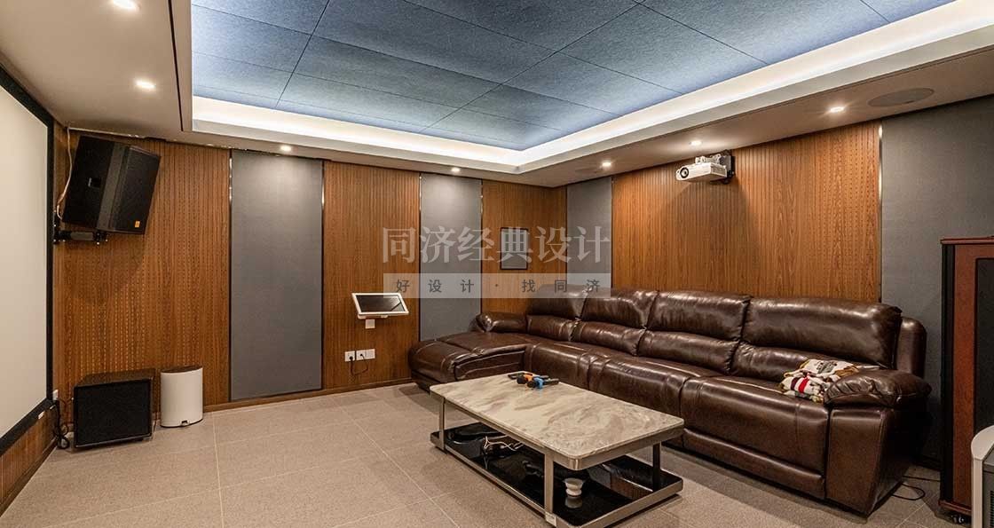 視聽室：為達到更好的觀影效果，設計師選擇了最靠里面的房間來做影音室，徹底避免多余的光影反射。墻地面做好隔音處理，選用多孔有機織物材料鋪設，墻面包上內有海綿體的裝飾板，來整體提高吸音性能。