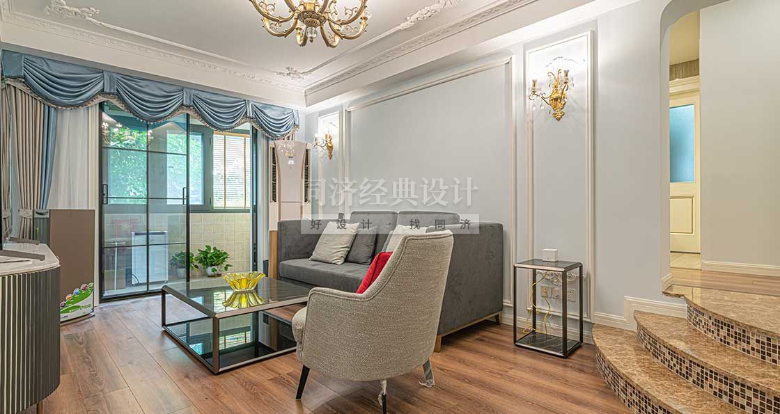 客廳：原有踏步比較大，而且直角不安全，改造成圓弧踏步，踏步用大理石，側(cè)面用馬賽克